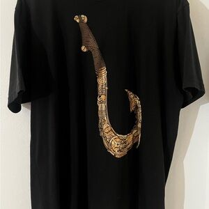 Stylish Black Tee with Maui Hook Design